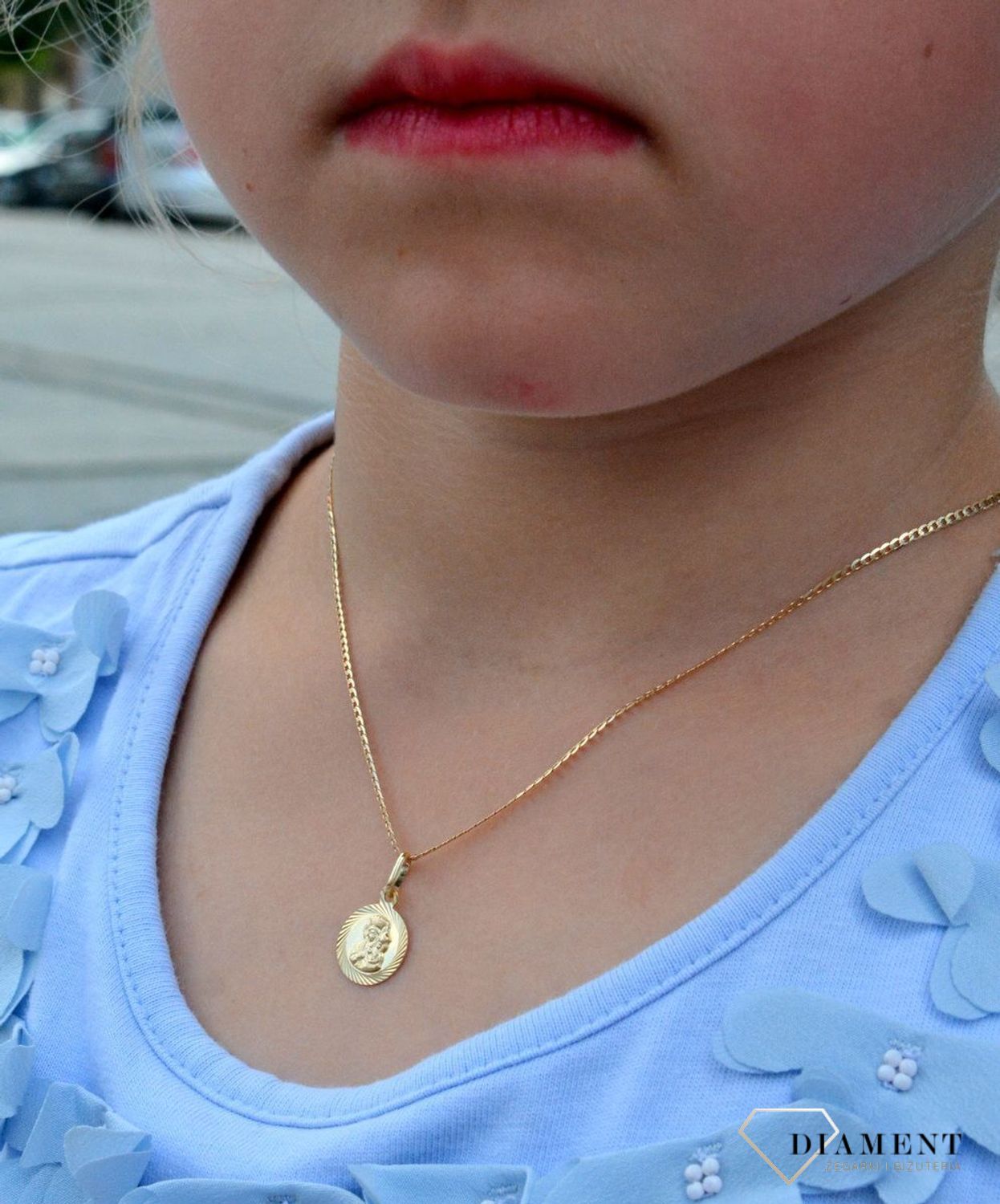 Złota zawieszka medalik okrągły Matka Boska ZA 5673 333. Medalik będący wspaniałą pamiątką i prezentem z okazji chrztu, komunii czy bierzmowania. Zawieszka wykonana ze złota próby 333. Piękna biżuteria o bogatej symbolice re.jpg